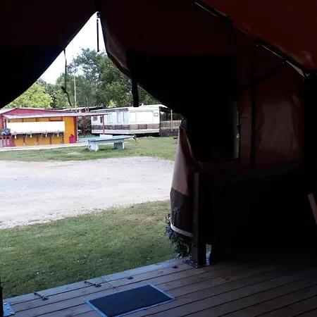Les P'tites Maisons Dans La Prairie Campsite