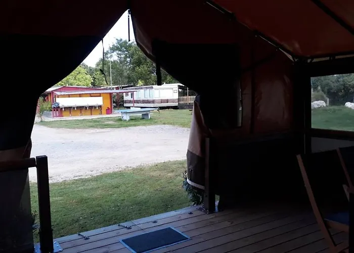 Les P'tites Maisons Dans La Prairie 营地